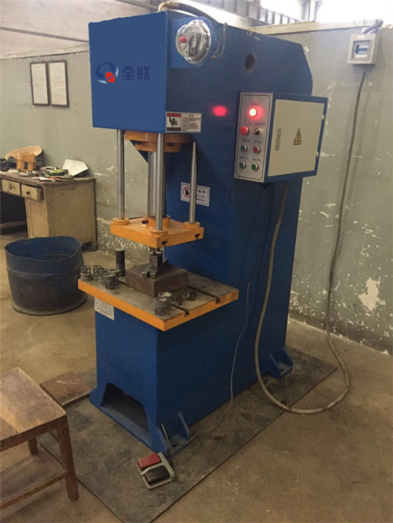 單(dan)柱液壓機(jī) 單柱(zhù)液壓機