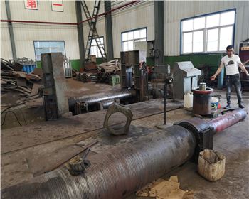 液壓(yā)三輥卷闆(pǎn)機大修改(gai)造