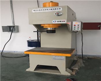 單柱(zhu)液壓機維修(xiū)改造